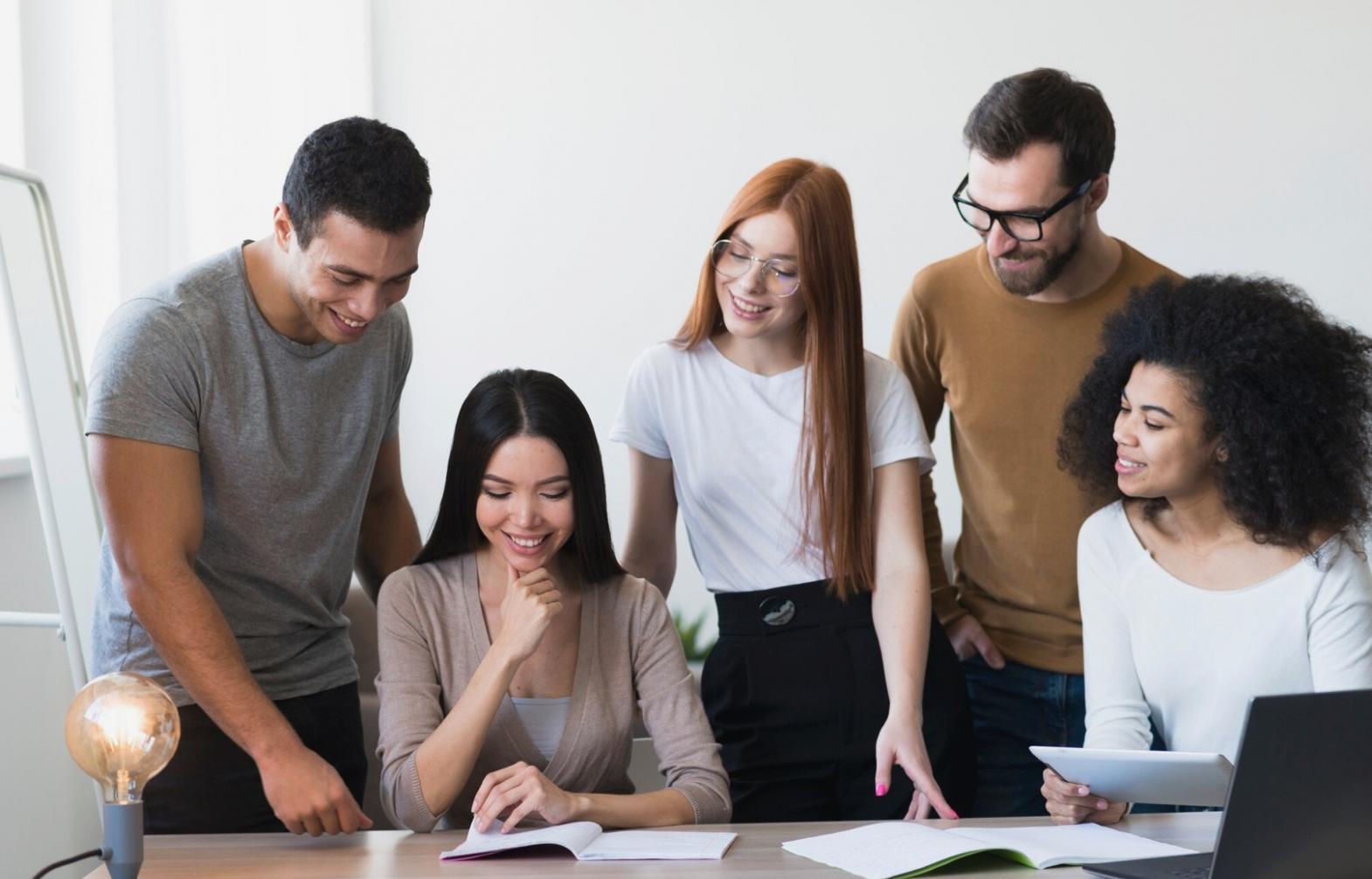 Estudiantes trabajando colaborativamente en proyectos de modelado financiero